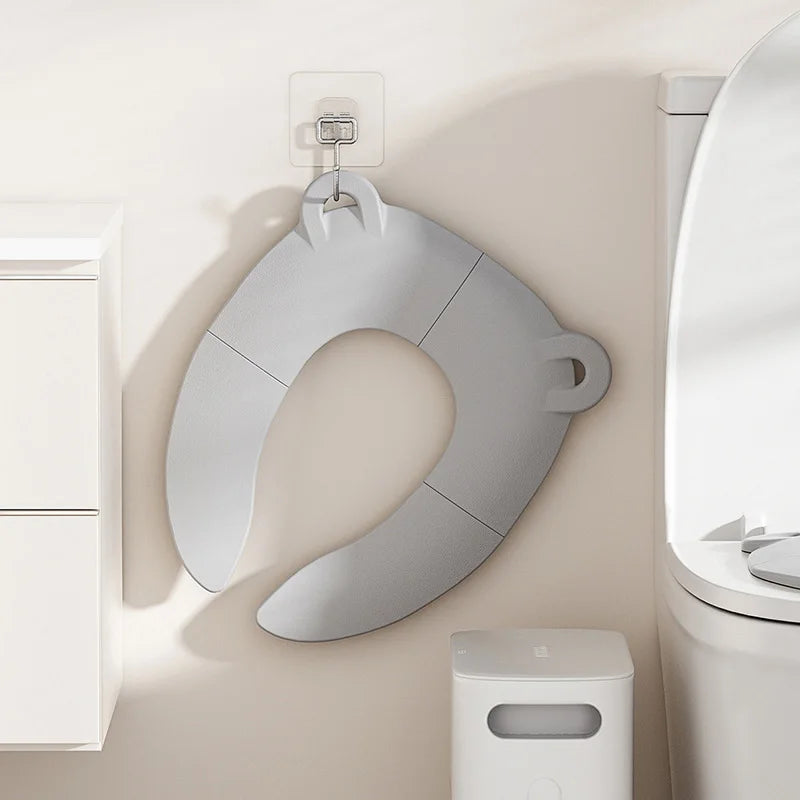 Réducteur installé sur des toilettes